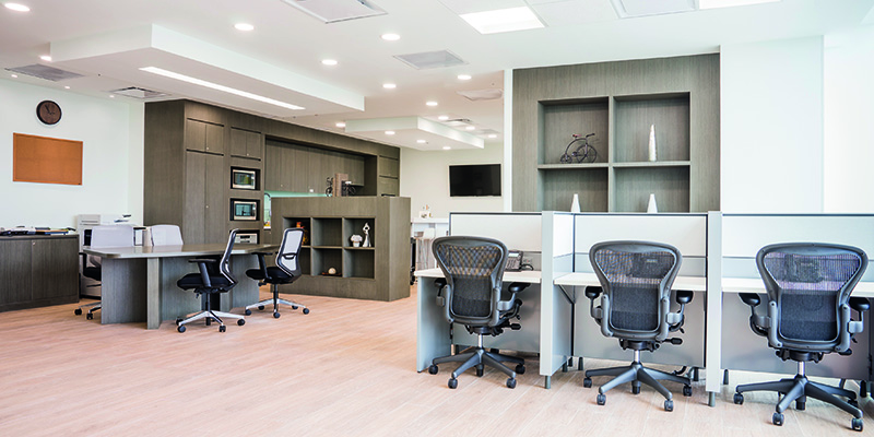 Regus-kontorhotell med skrivebord og stoler